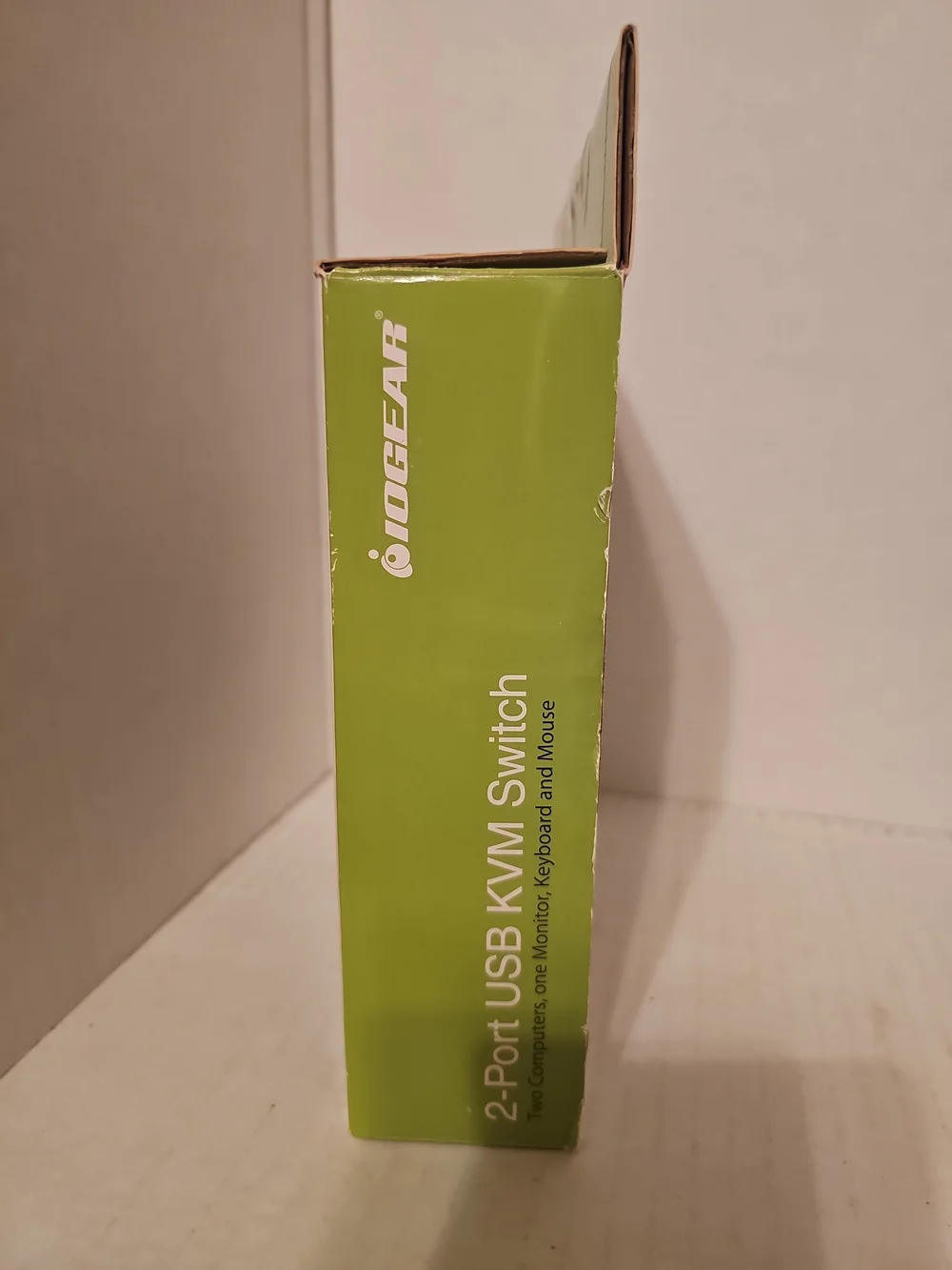 IOGEAR 2-Port USB KVM Switch in White and Green Packaging